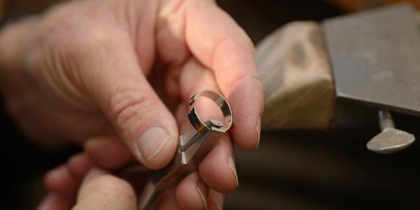 Sormuksen pienentäminen – Hinnat ja opas Kulta-Aika