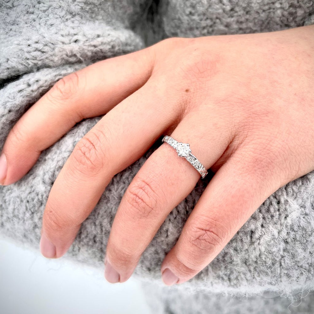 Festive Routa Ikirakka timanttisormus valkokulta 0,23 ct mallikuva sormessa