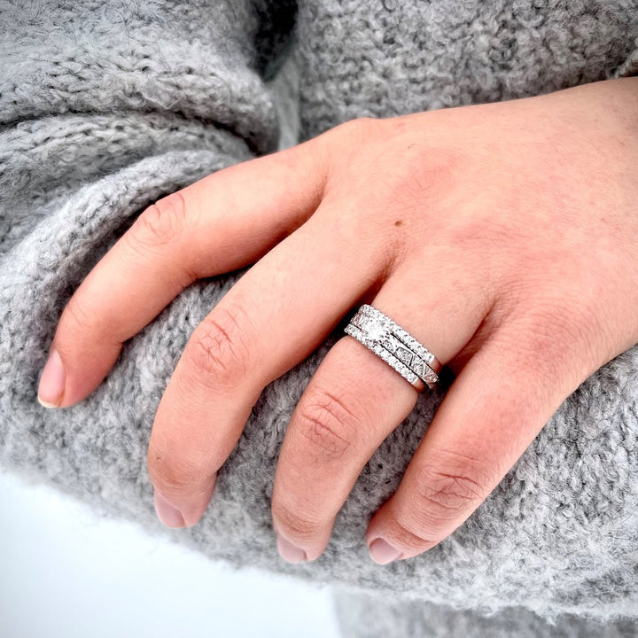 Festive Routa Ikirakka timanttisormus valkokulta 0,23 ct mallikuva sormessa sormusyhdistelmä
