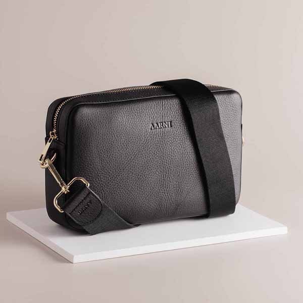 Aarni iso olkalaukku hirvennahka musta/kulta
