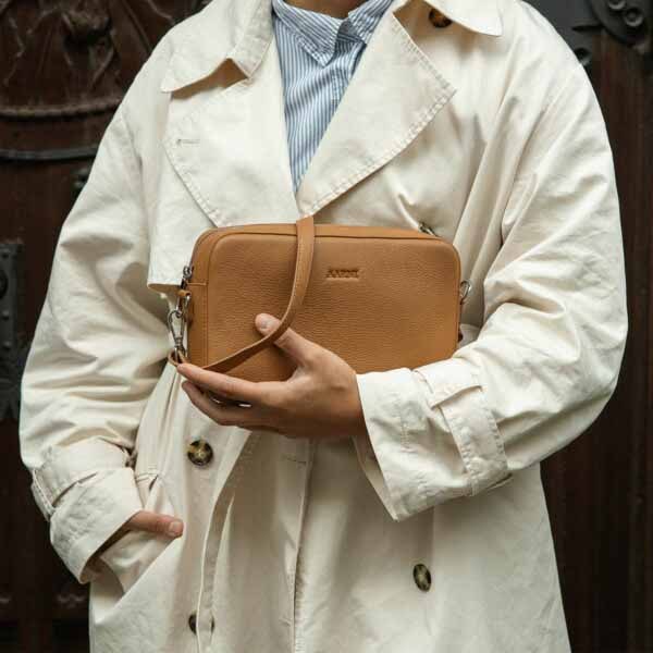 Aarni lyhyt olkahihna hirvennahka konjakki/kulta 