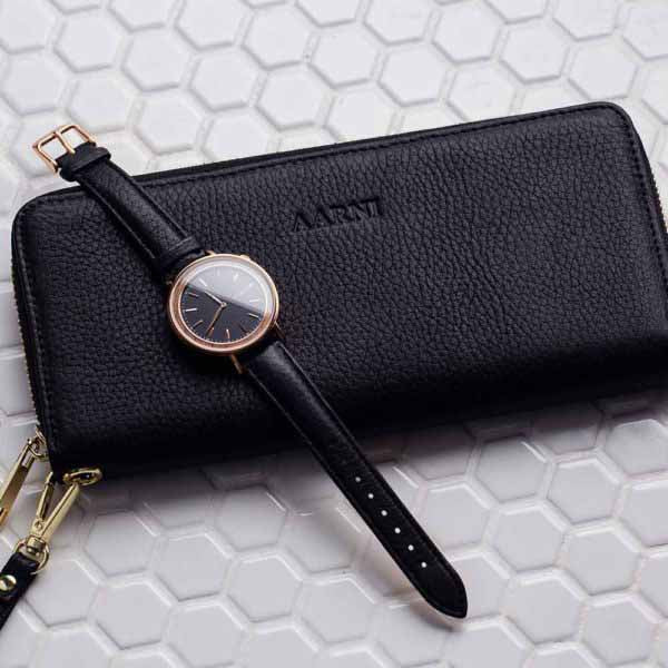 Aarni Clutch-lompakko hirvennahka musta/kulta