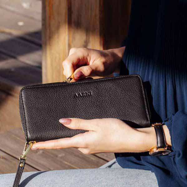 Aarni Clutch-lompakko hirvennahka musta/kulta