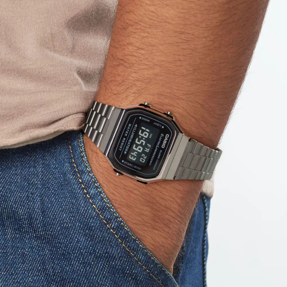 Casio A168WEGG-1BEF -digitaalikello ranteessa, esitellen klassista ja tyylikästä retrodesignia.