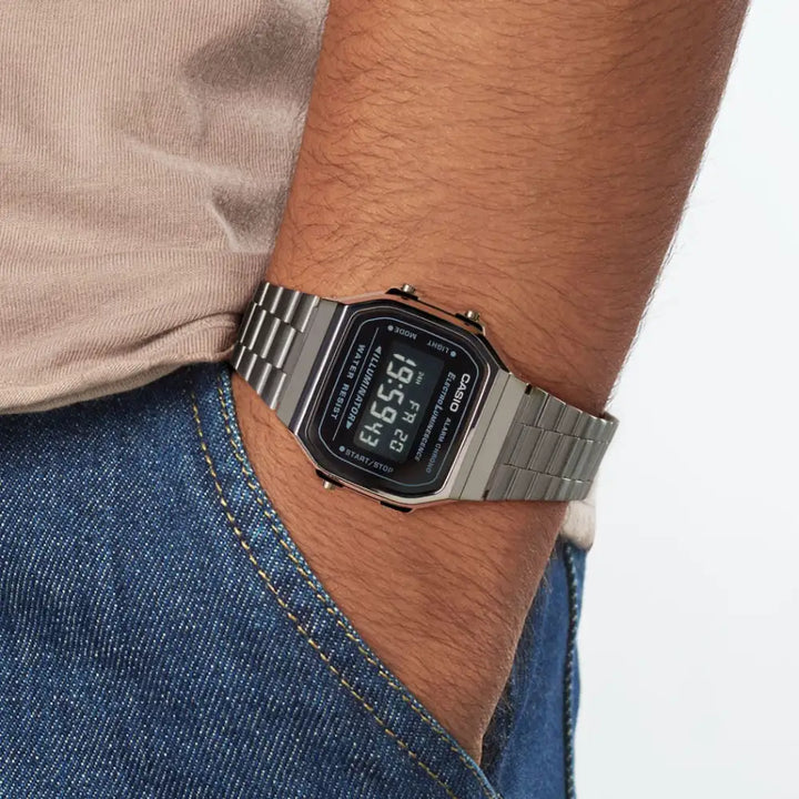 Casio A168WEGG-1BEF -digitaalikello ranteessa, esitellen klassista ja tyylikästä retrodesignia.