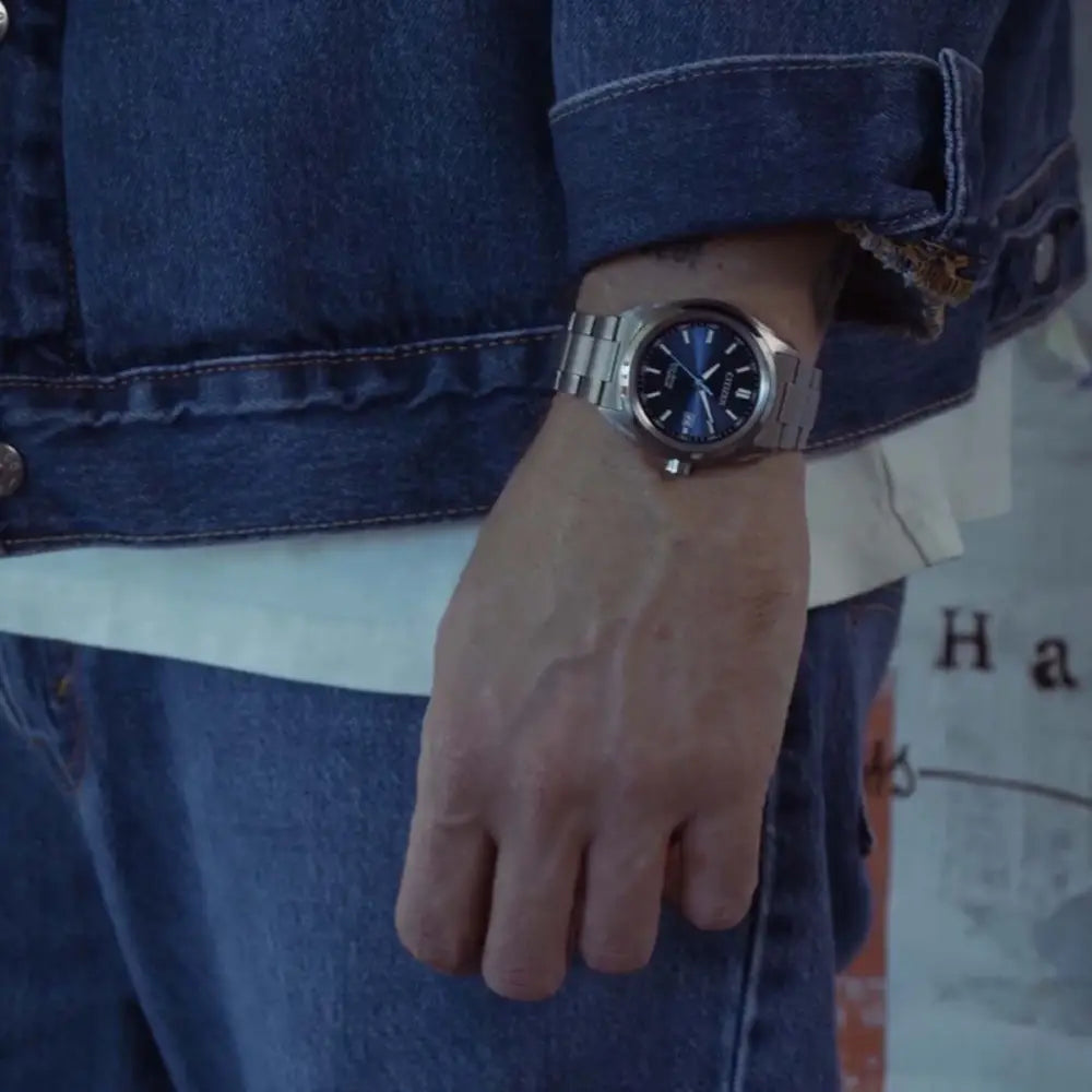 Citizen AW1900-50L kellon mallikuva miehen ranteessa