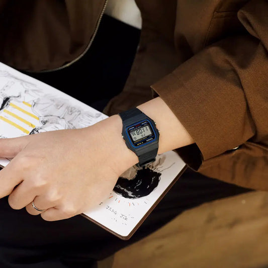 Casio F-91w-1yeg inttirolex miehen ranteessa