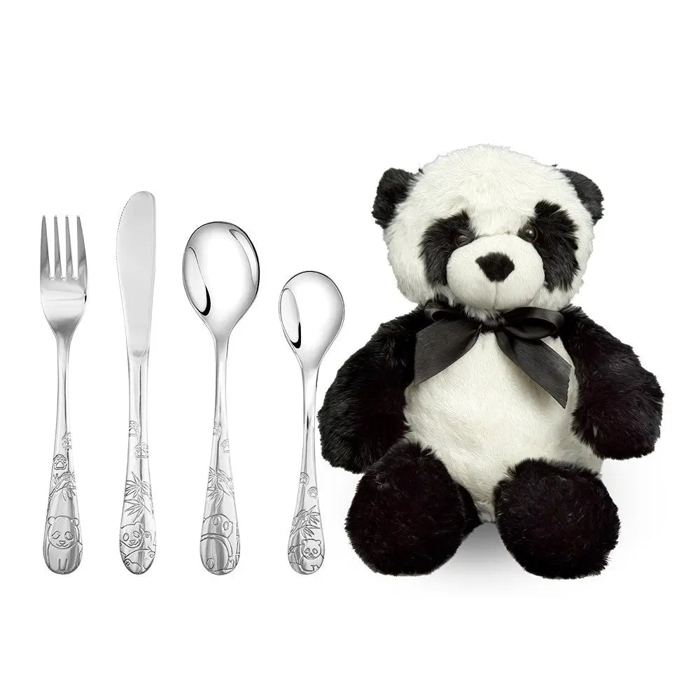 Neliosainen teräksinen lasten aterinsetti panda-kuvioinnilla sekä suloinen mustavalkoinen pandapehmolelu rusetilla.