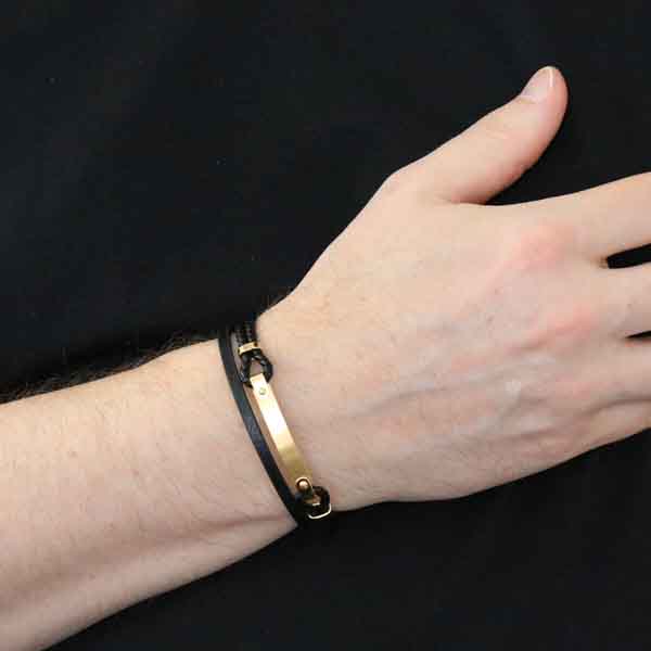 Musta nahkarannekoru kullatulla teräslaatalla SSLB-122GPmusta