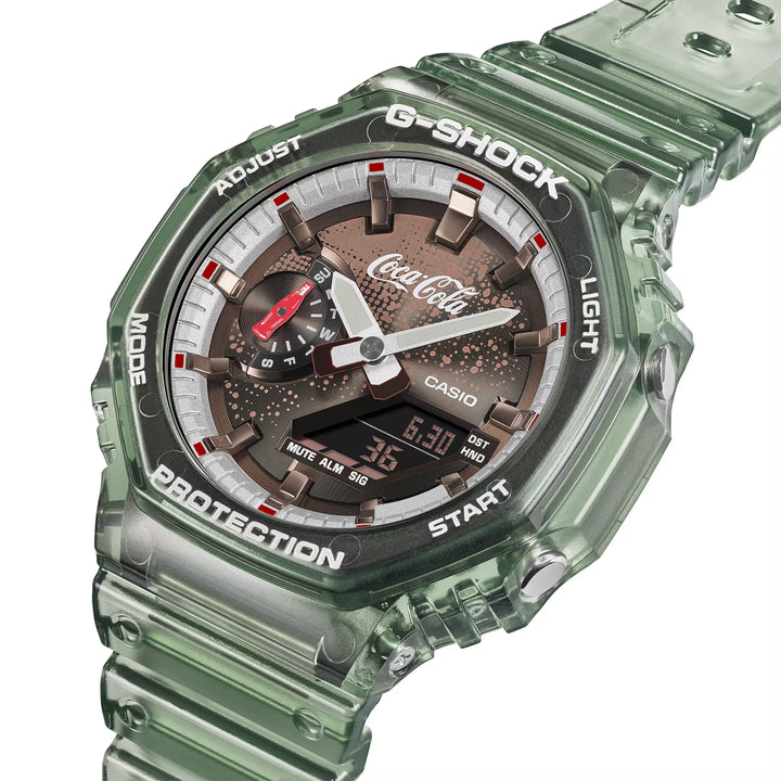 Casio G-Shock GA-2100CC-3AER Coca-Cola erikoismalli viistosta kuvattuna