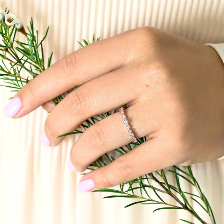Festive Astrid 0,13 ct timanttisormus punakulta – sormessa