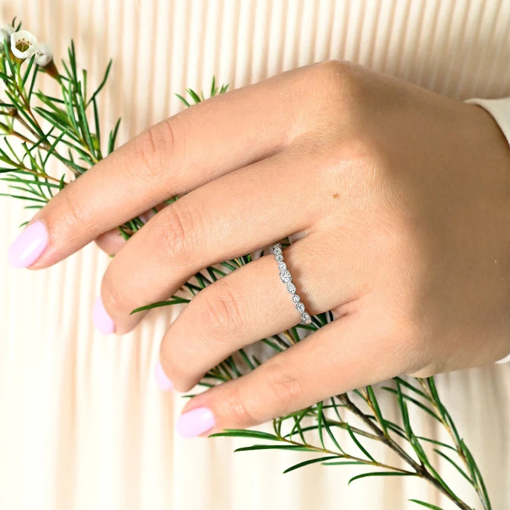 Festive Astrid 0,13 ct timanttisormus valkokulta – sormessa