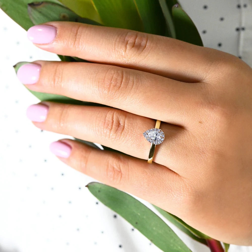 Festive Penelope 0,43 ct timanttisormus keltakulta – sormessa