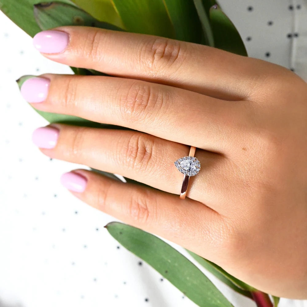 Festive Penelope 0,43 ct timanttisormus punakulta – sormessa