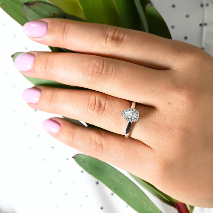 Festive Penelope 0,43 ct timanttisormus valkokulta – sormessa