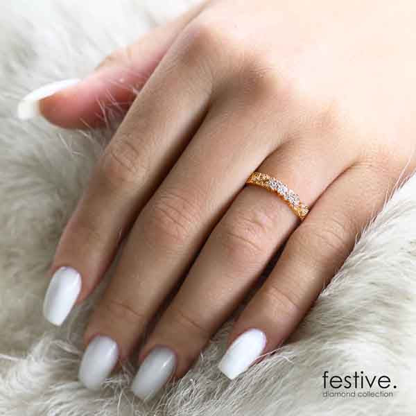 Festive Routa Rakka Kaita timanttisormus keltakulta 0,23 ct mallikuva sormessa
