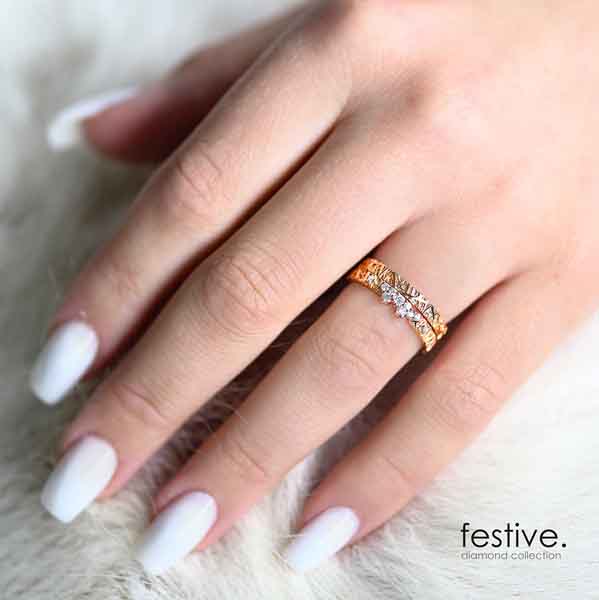 Festive Routa Rakka Sivu timanttisormus punakulta 0,15 ct mallikuva sormessa