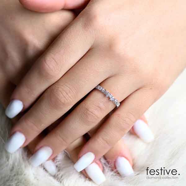Festive Routa Rakka Sivu timanttisormus valkokulta 0,15 ct mallikuva sormessa