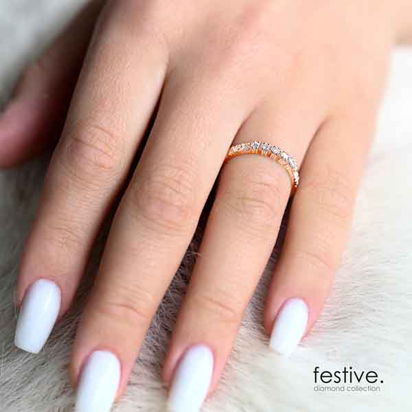 Festive Routa Tieva timanttisormus punakulta 0,15 ct mallikuva sormessa