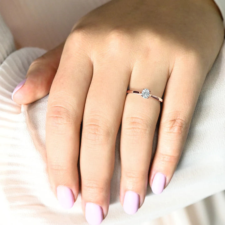 Festive Sesilia 0,30 ct timanttisormus punakulta – sormessa