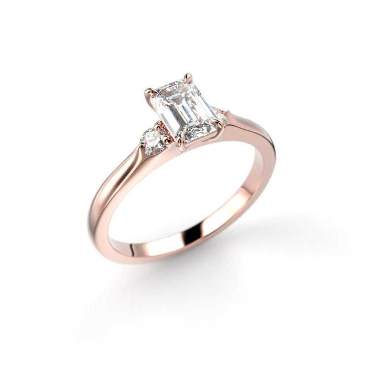Festive Megan Emerald 0,74 ct timanttisormus punakulta 745-074 – tuotekuva