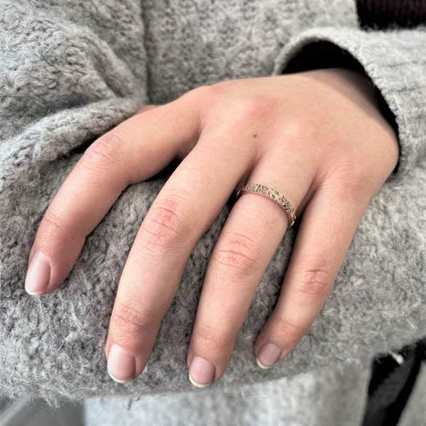 Festive Routa Kihlasormus 3 mm Punakulta mallikuva sormessa