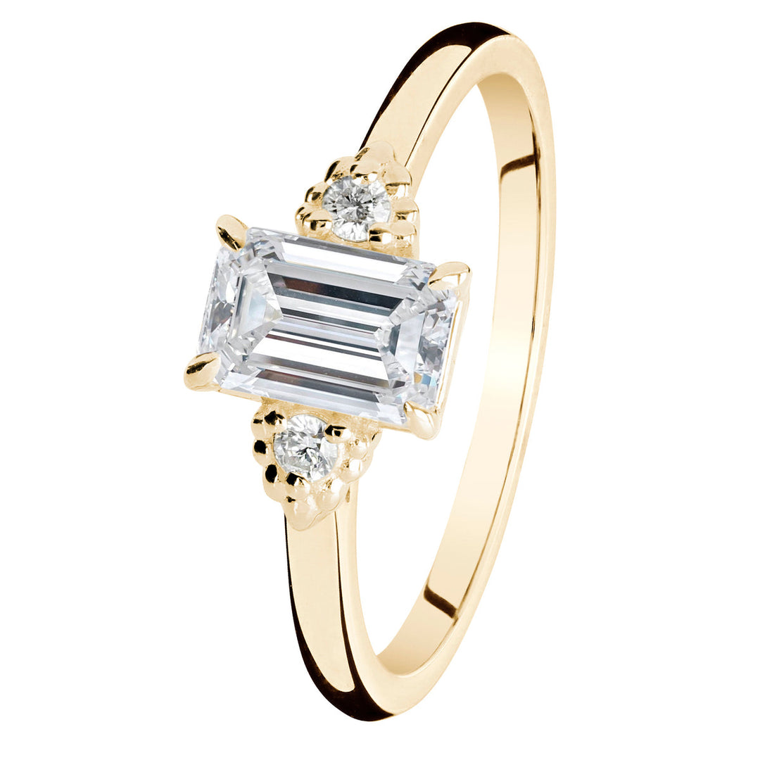 Kohinoor Celeste 0,54 ct laboratoriotimanttisormus 14K keltakulta, 0,50 ct smaragdihiottu keskikivi ja kaksi 0,02 ct sivutimanttia