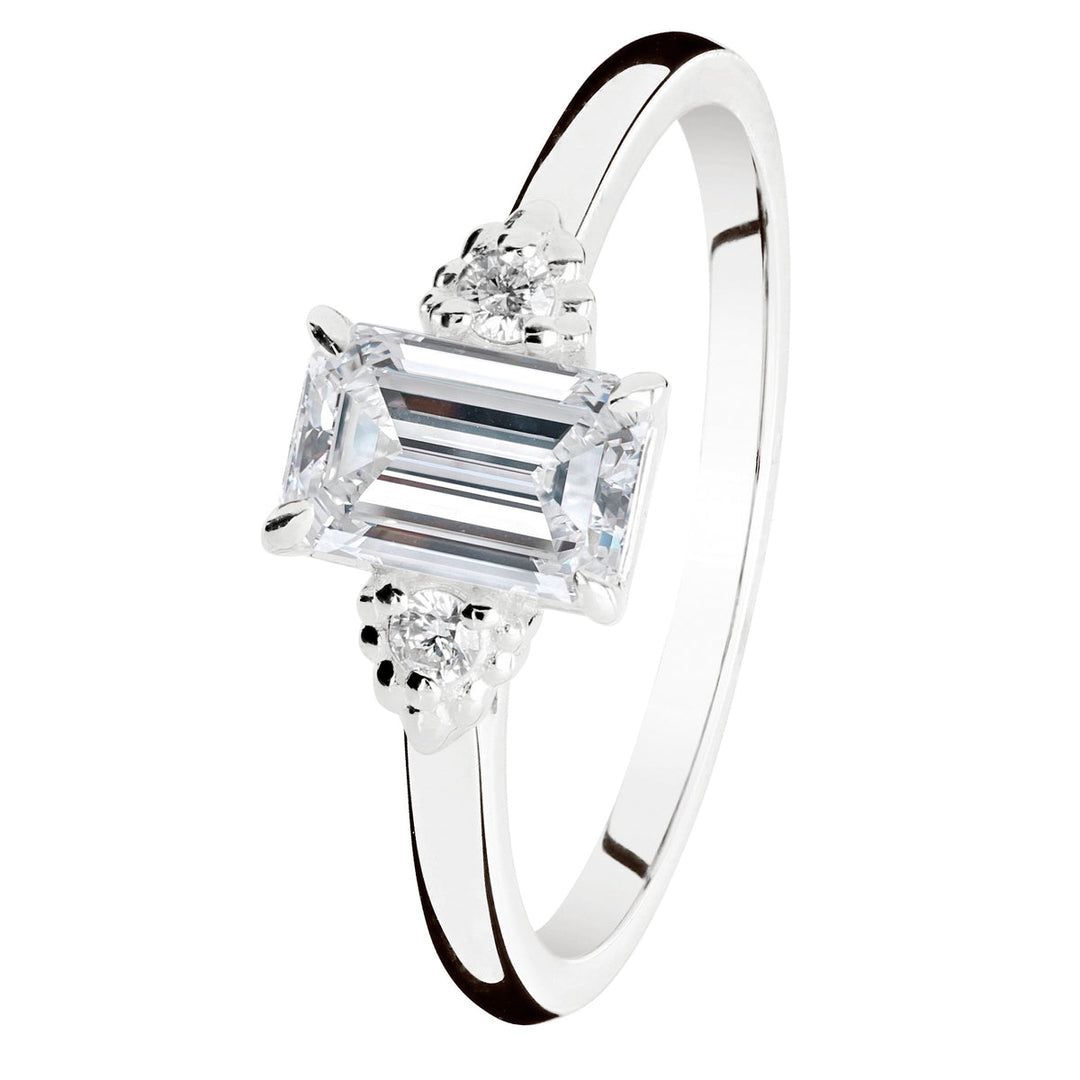 Kohinoor Celeste 0,54 ct laboratoriotimanttisormus 14K valkokulta, 0,50 ct smaragdihiottu keskikivi ja kaksi 0,02 ct sivutimanttia