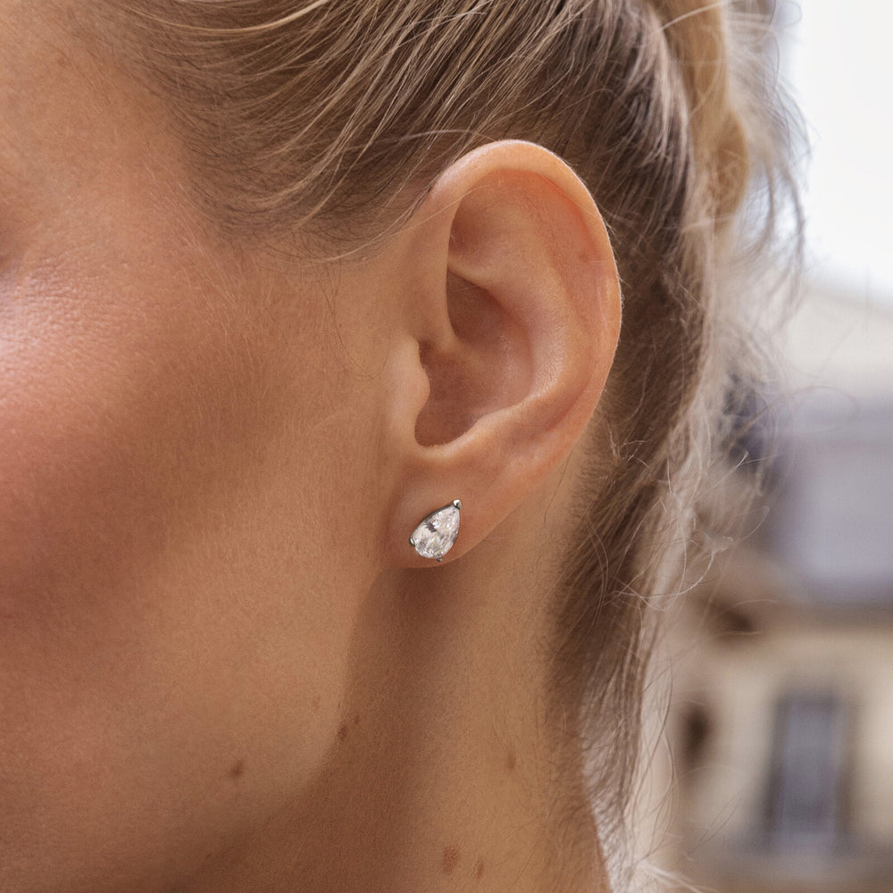 Mockberg Amélie nappikorvakorut teräksenharmaat mallin yllä