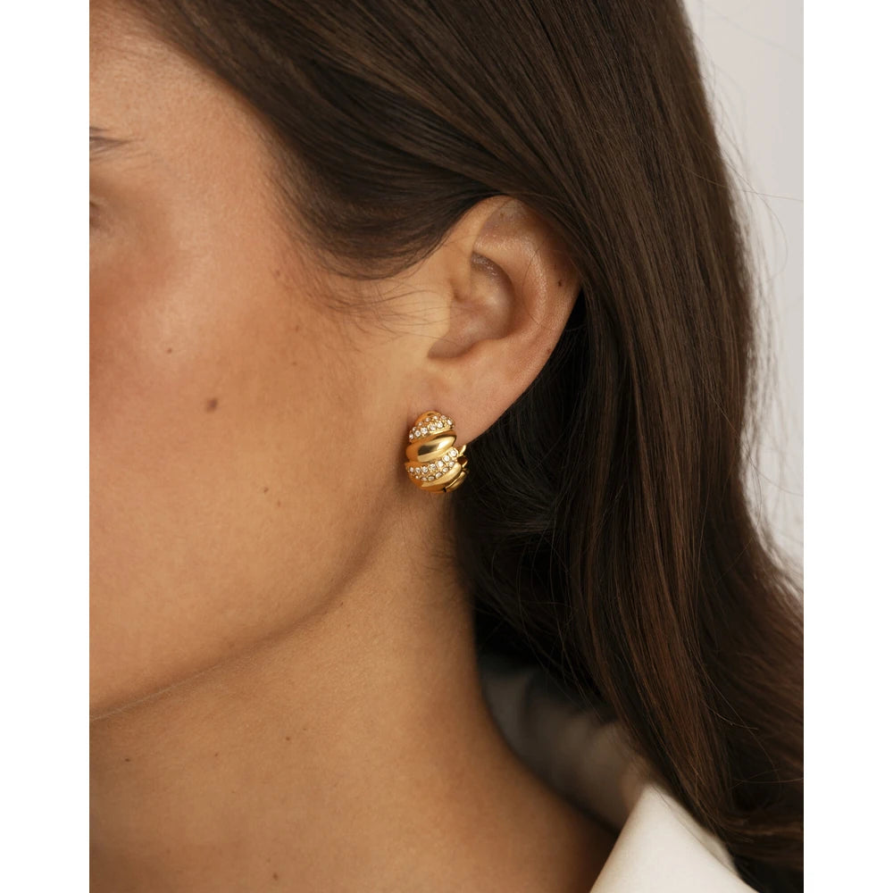 Mockberg Noela Medium Hoops kullatut korvarenkaat MB1923 – korvassa