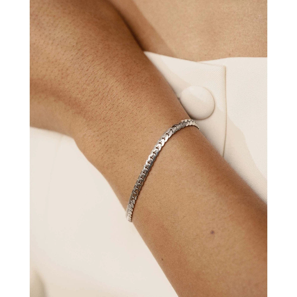 Mockberg Serpentine Chain hopeanvärinen rannekoru – ranteessa