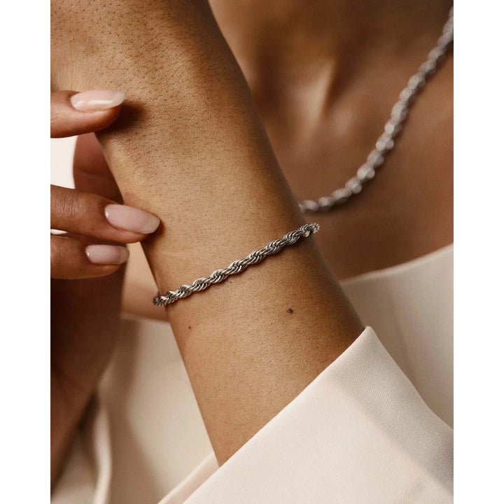 Mockberg Bold Rope Chain hopeanvärinen rannekoru – ranteessa