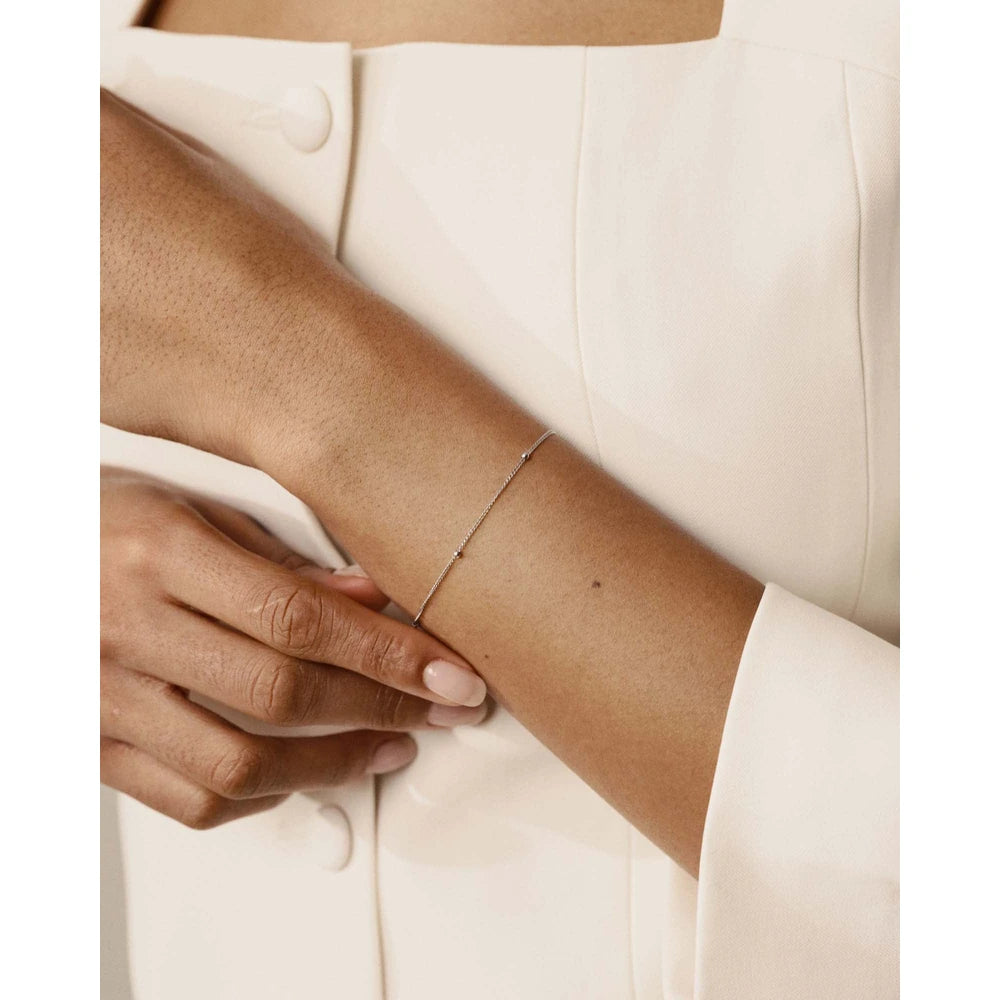 Mockberg Beaded Chain hopeanvärinen rannekoru – ranteessa