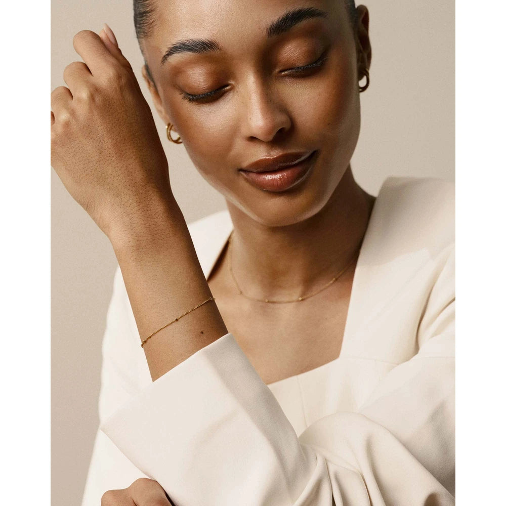 Mockberg Beaded Chain kullattu rannekoru – ranteessa
