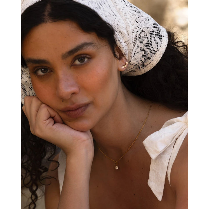 Mockberg Ellie (Spring) Studs kullatut nappikorvakorut MB2078 – korvassa