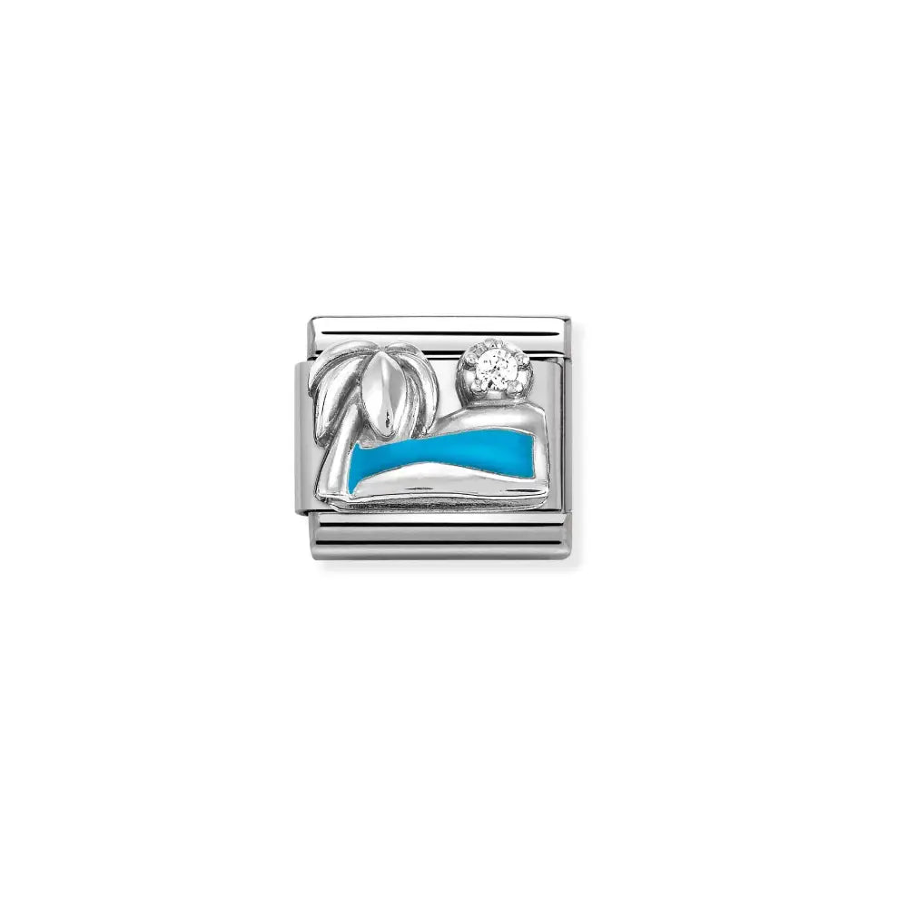 Nomination Classic Silvershine sarjan pala 330305/19 palmu- ja merimaisemalla. Koruosa on materiaaliltaan 925 sterling-hopeaa, meren sininen väri emalointia. Aurinkona sädehtii kirkas zirkonia-korukivi.