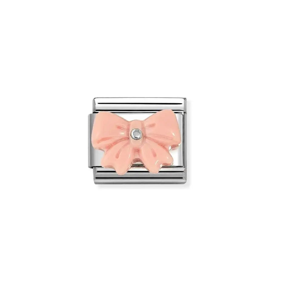 Nomination Classic sarjan vaaleanpunainen rusetti-pala 330509/21. Koruosassa on synteettinen kivi sekä 925 sterling-hopeaa. Sopii koristamaan monenlaista Nomination-ranneketta!