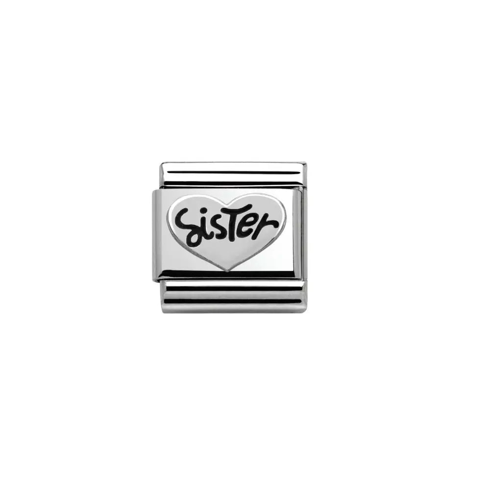 Nomination Classic Silvershine sarjan sydänpala 330101/11, jonka keskellä lukee "Sister". Koruosa on materiaaliltaan 925 sterling-hopeaa.