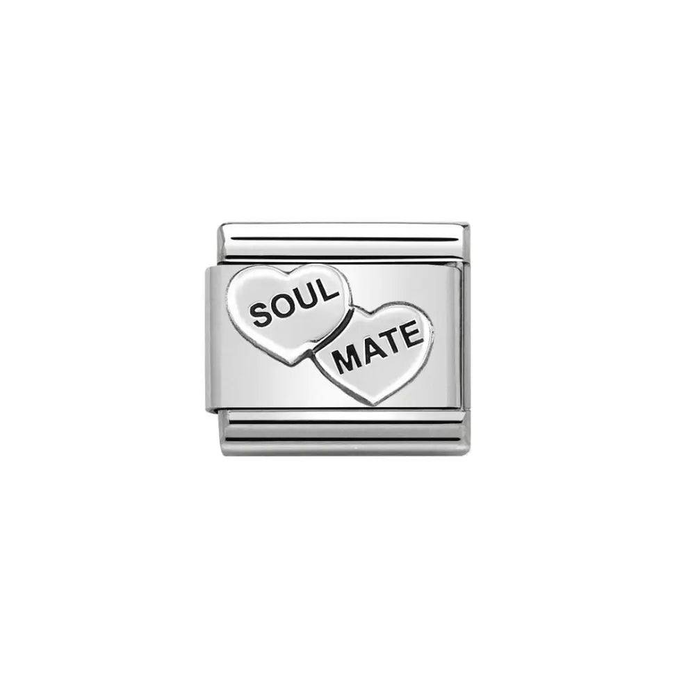 Nomination Classic Silvershine sarjan pala 330101/38 kahdella sydämellä, joissa lukee "soul mate", eli sielunkumppani. Koruosa on materiaaliltaan 925 sterling-hopeaa.