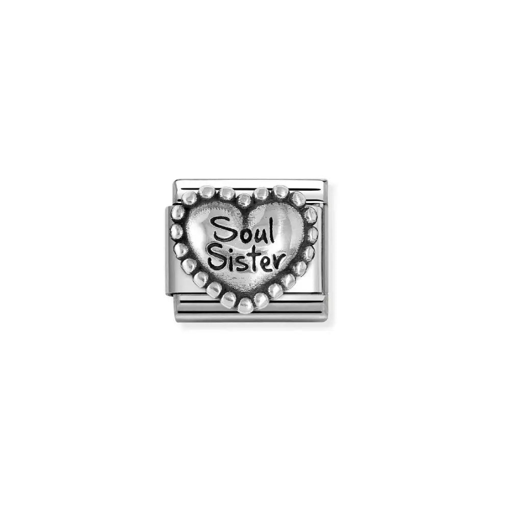 Nomination Classic Silvershine sarjan pala 330101/82 hopeahelmin kehystetyllä sydämellä, jossa lukee "Soul Sister", eli sielunsisko. Koruosa on materiaaliltaan 925 sterling-hopeaa.